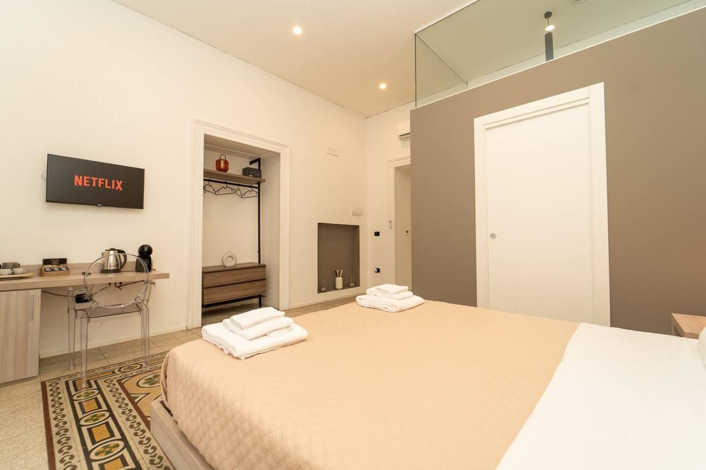 La Piazza Suite Наполи Екстериор снимка