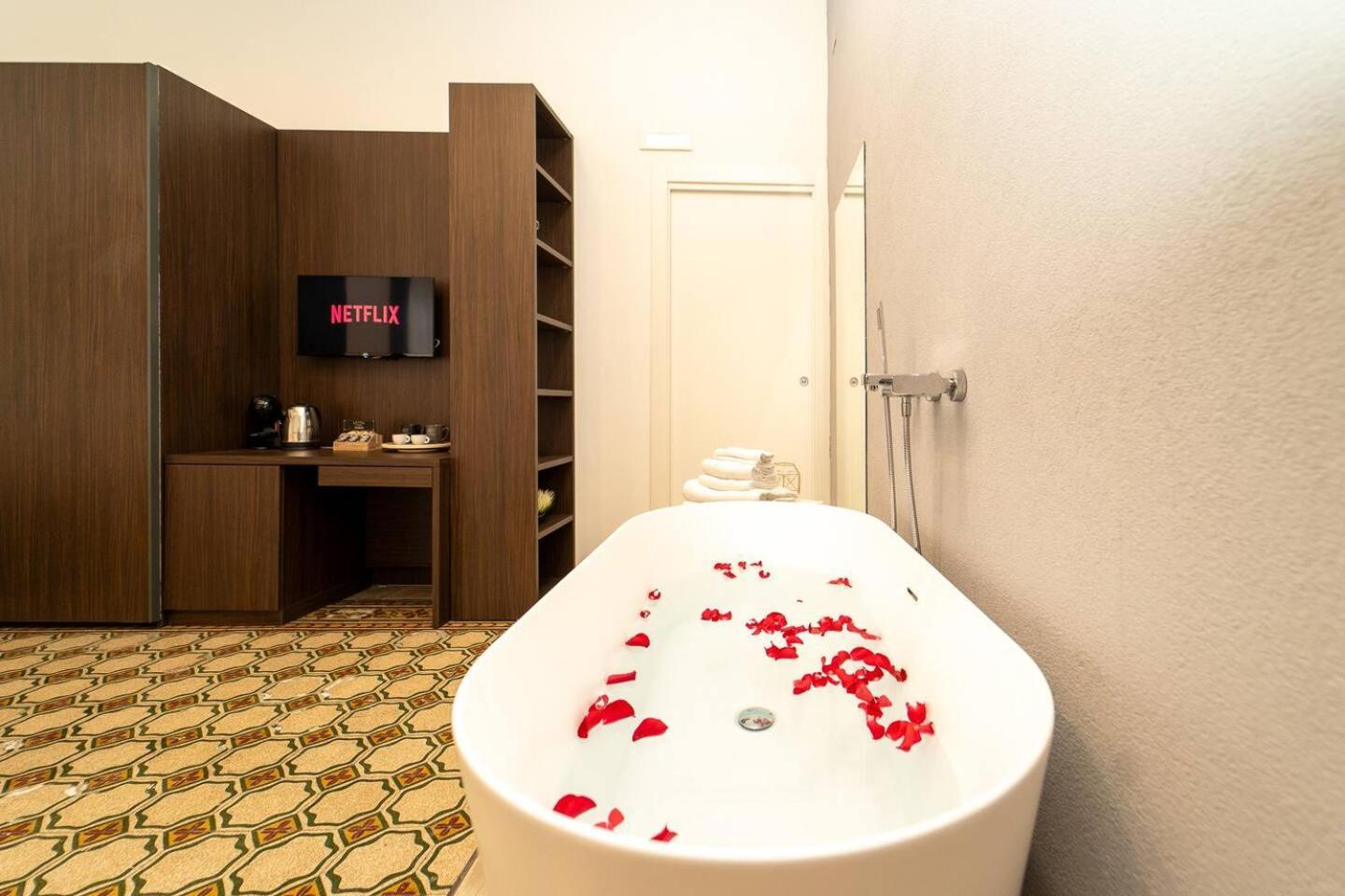 La Piazza Suite Наполи Екстериор снимка