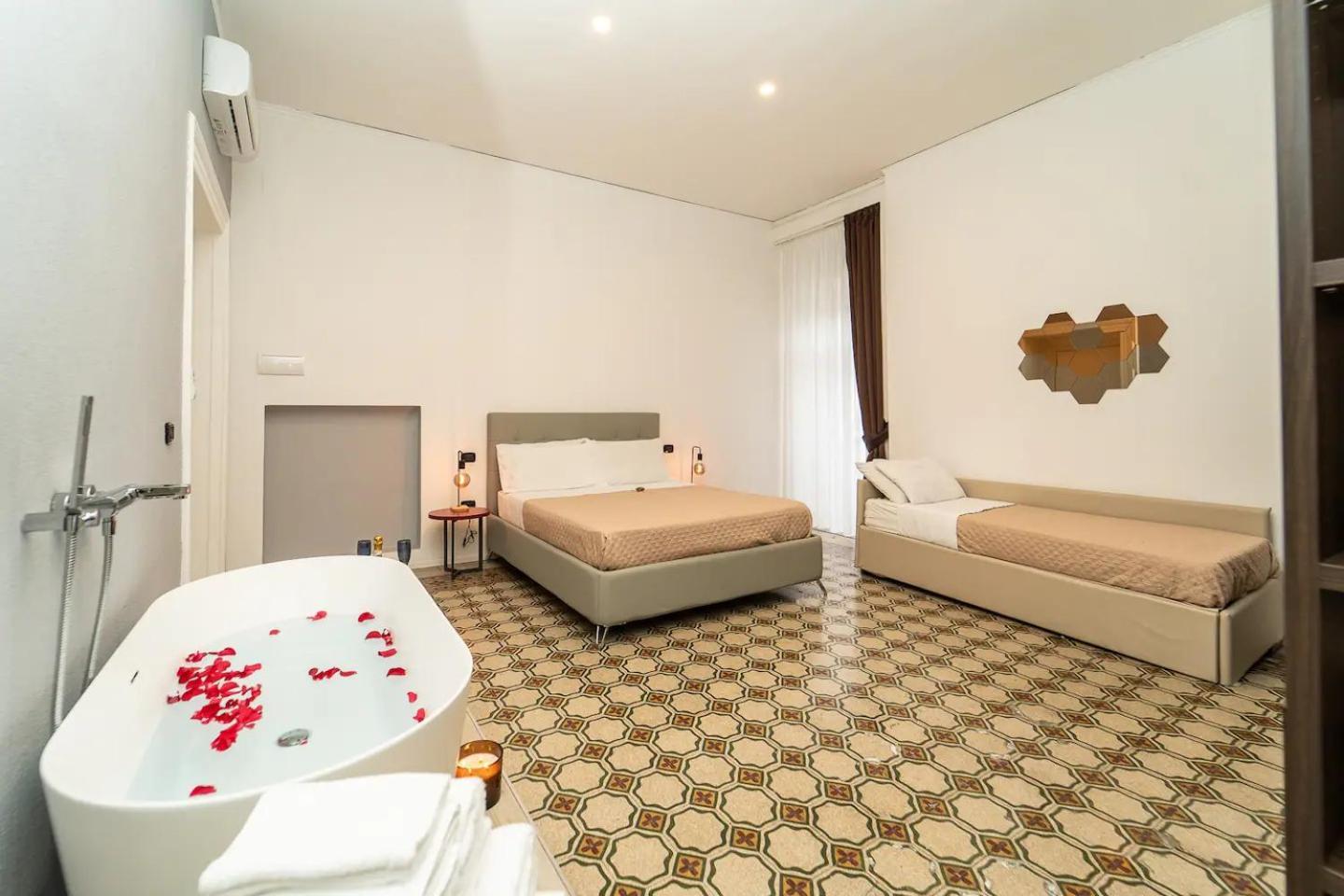 La Piazza Suite Наполи Екстериор снимка