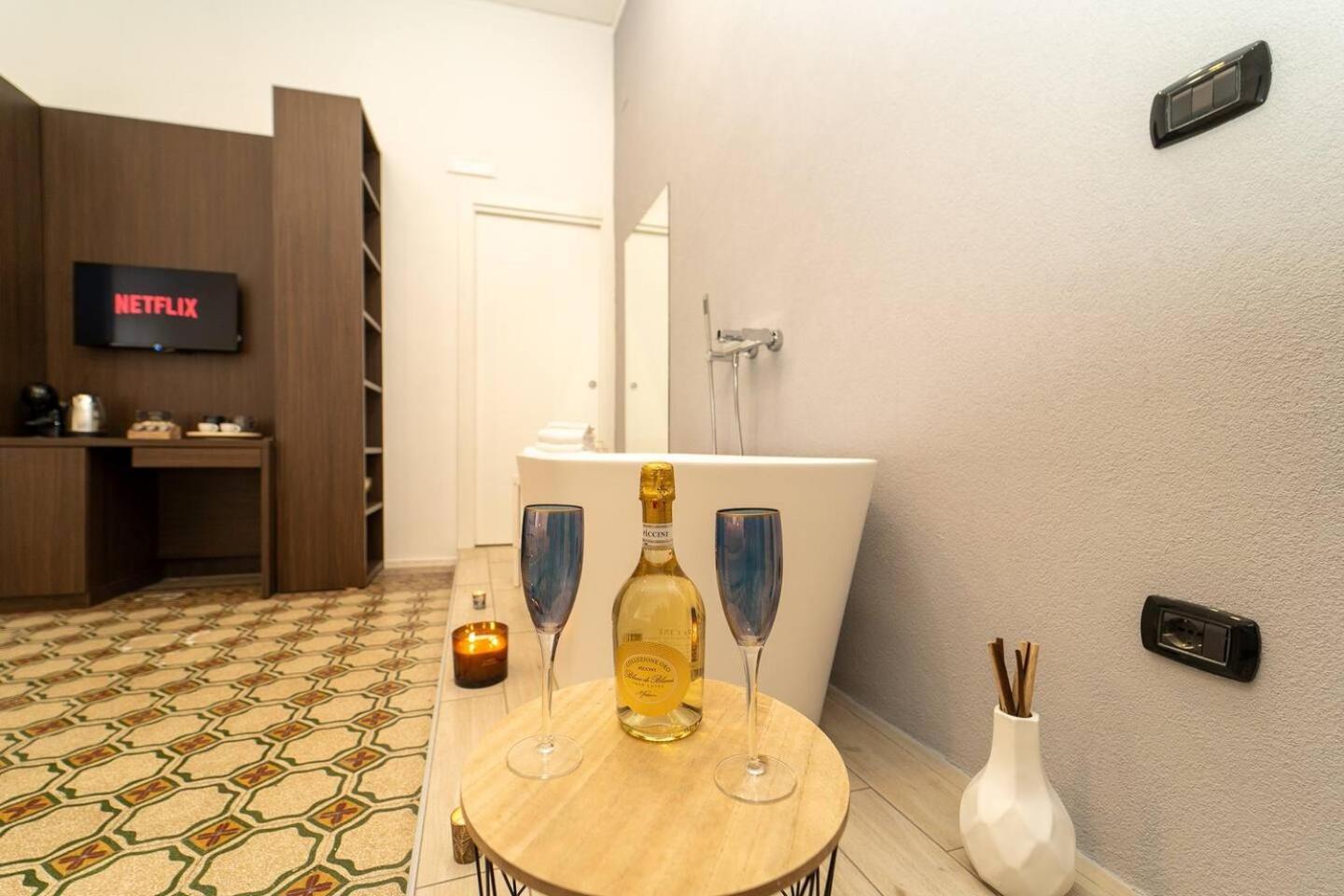 La Piazza Suite Наполи Екстериор снимка