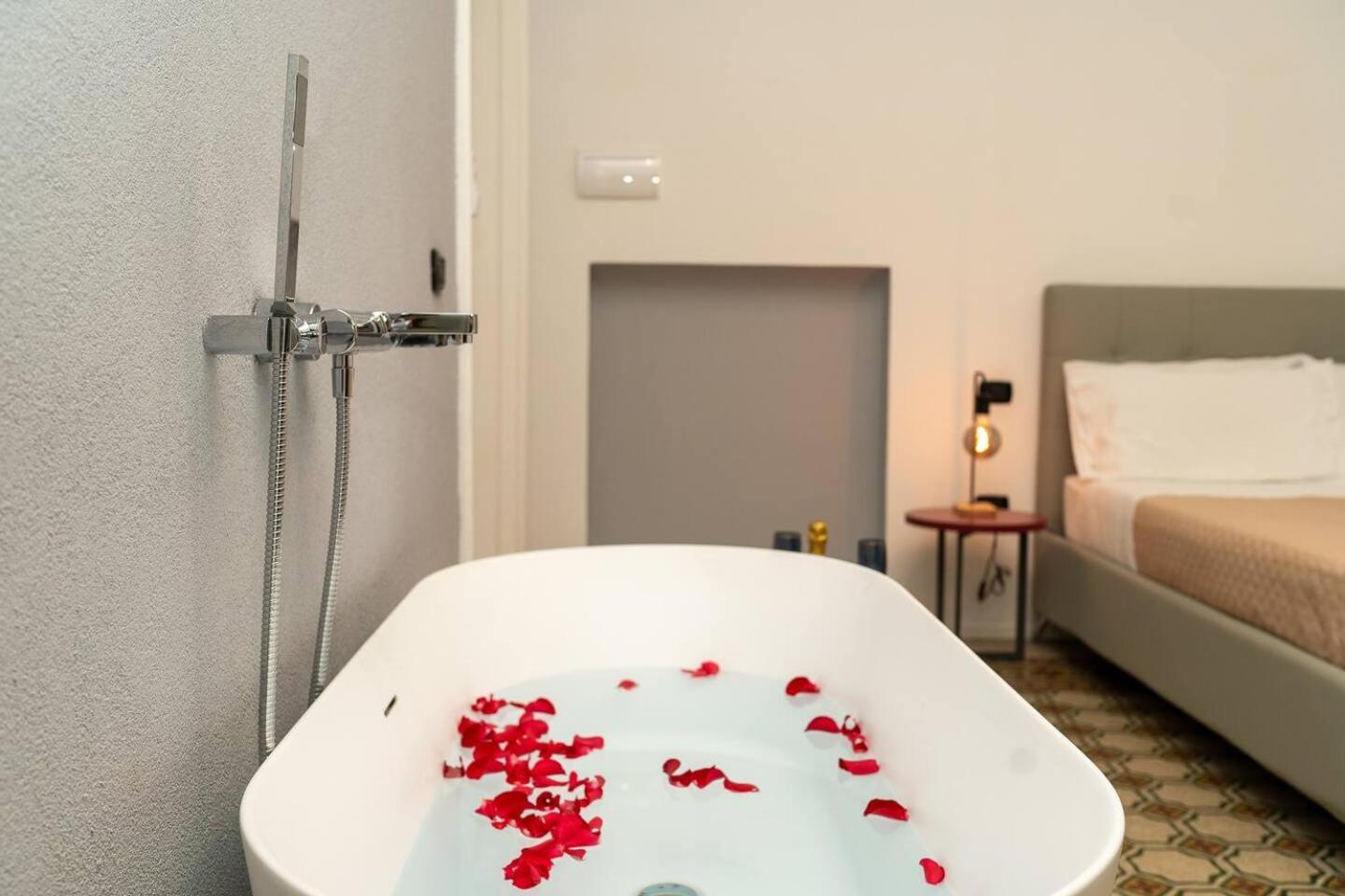 La Piazza Suite Наполи Екстериор снимка