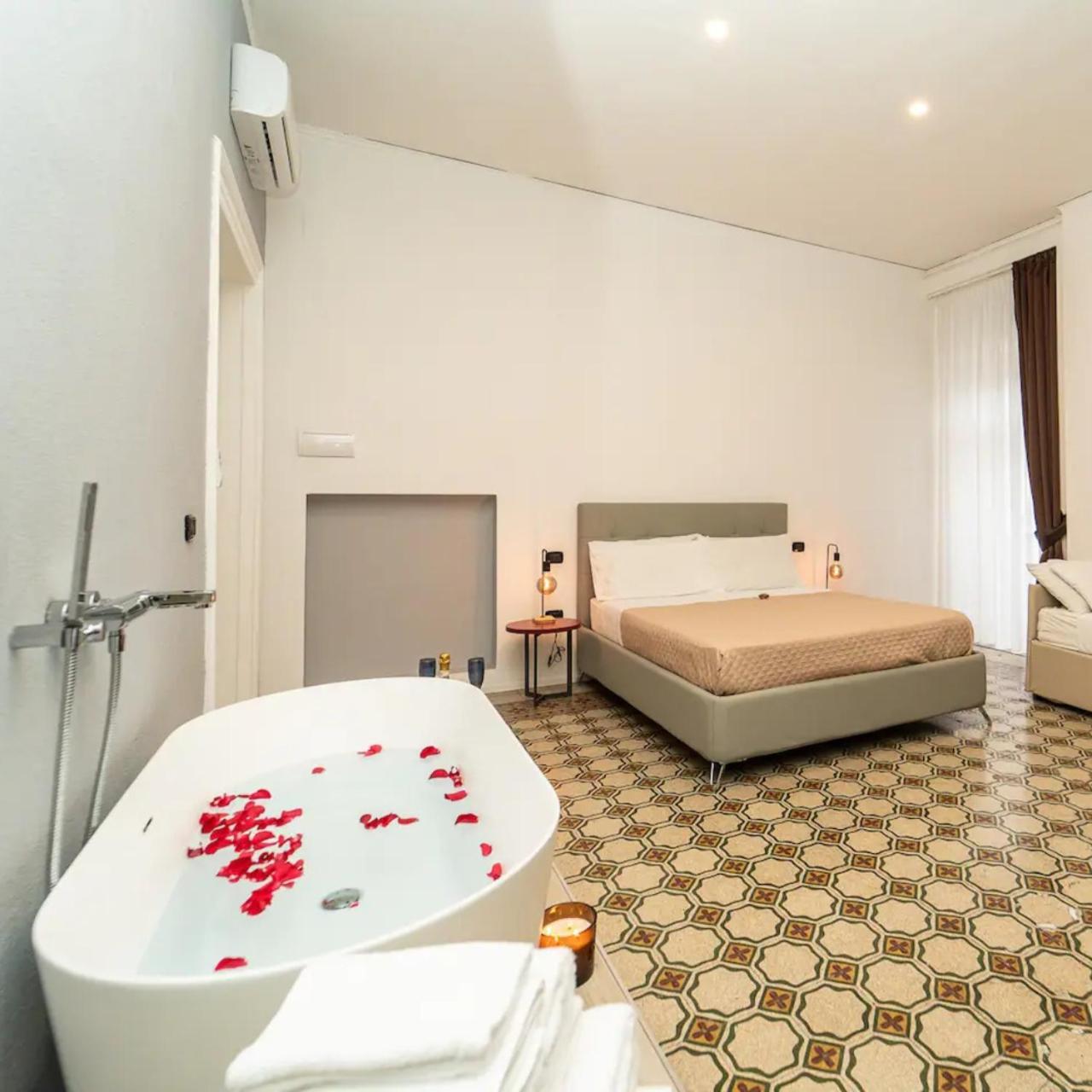 La Piazza Suite Наполи Екстериор снимка